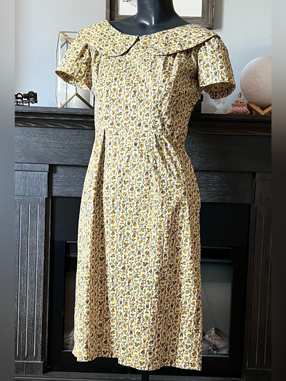 Vintage 50s Yellow Hat Pattern Dress With Peter Pan Collar M